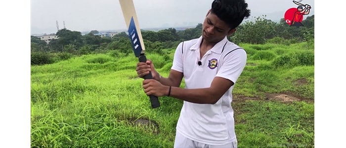 Distance between both hands while holding cricket bat